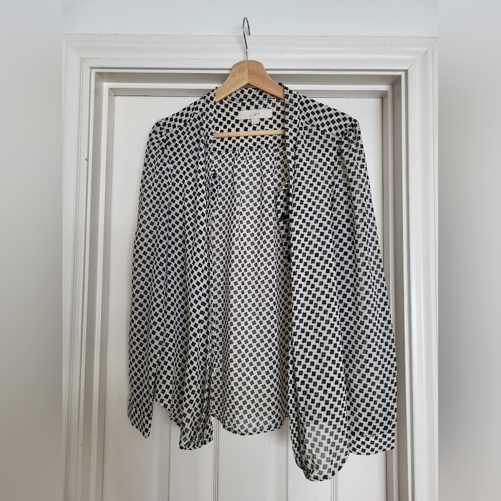 Ann Taylor LOFT retro daisy neck tie blouse / size M